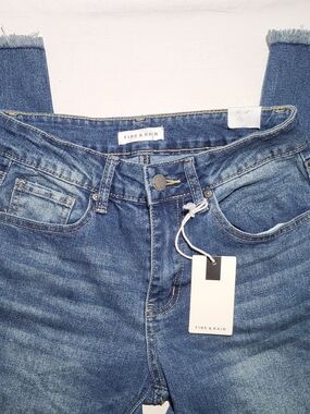 Fire & Rain Women's Medium Blue Cropped Ankle Jeans